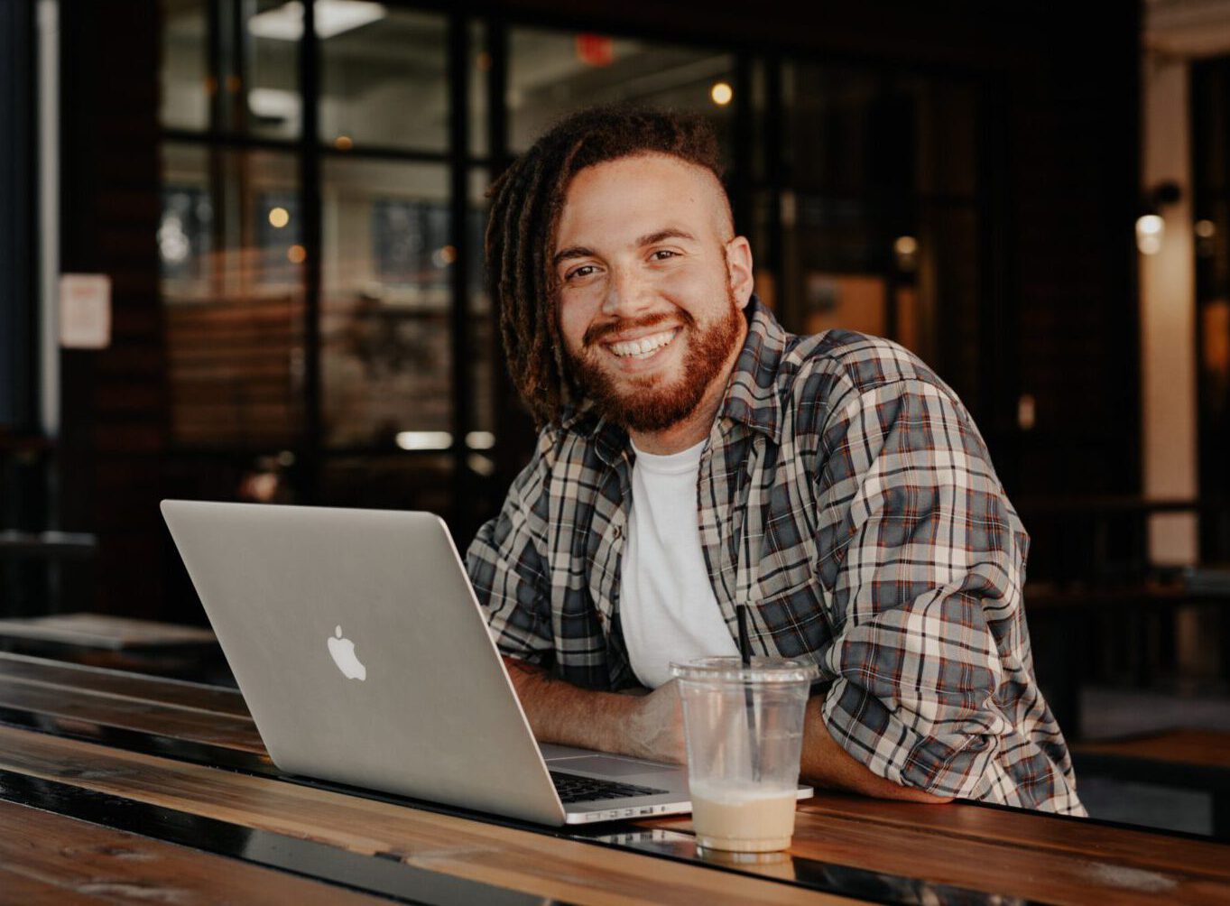 Mann arbeitetet digital an seinem Rechner in einen Café